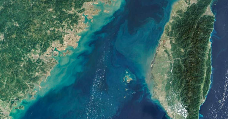 Canadian warship sails through the Taiwan strait