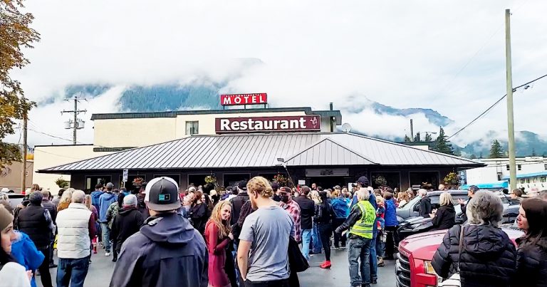 Rally at Rolly’s Restaurant to protest vaccine passports