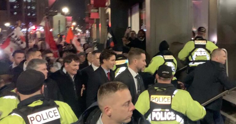 WATCH: Trudeau swarmed by protesters in Hamilton