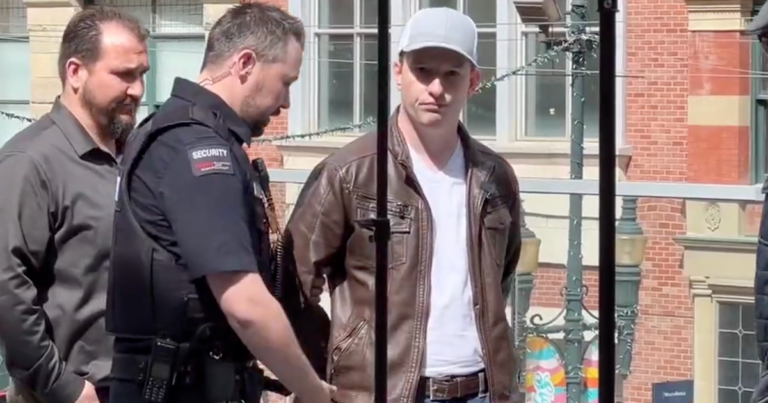 Notley kicks reporters out of press conference after criticizing Smith for limiting media questions