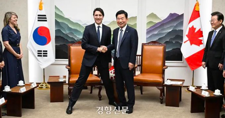 Trudeau’s strange wide stance with Korean official confounds Canadians