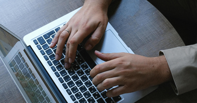 Liberals reiterate pledge to regulate “online hate”